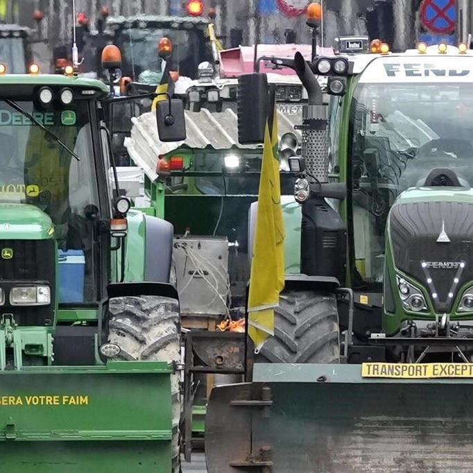 Spraying manure and throwing beets, farmers in tractors again block Brussels to protest EU policies